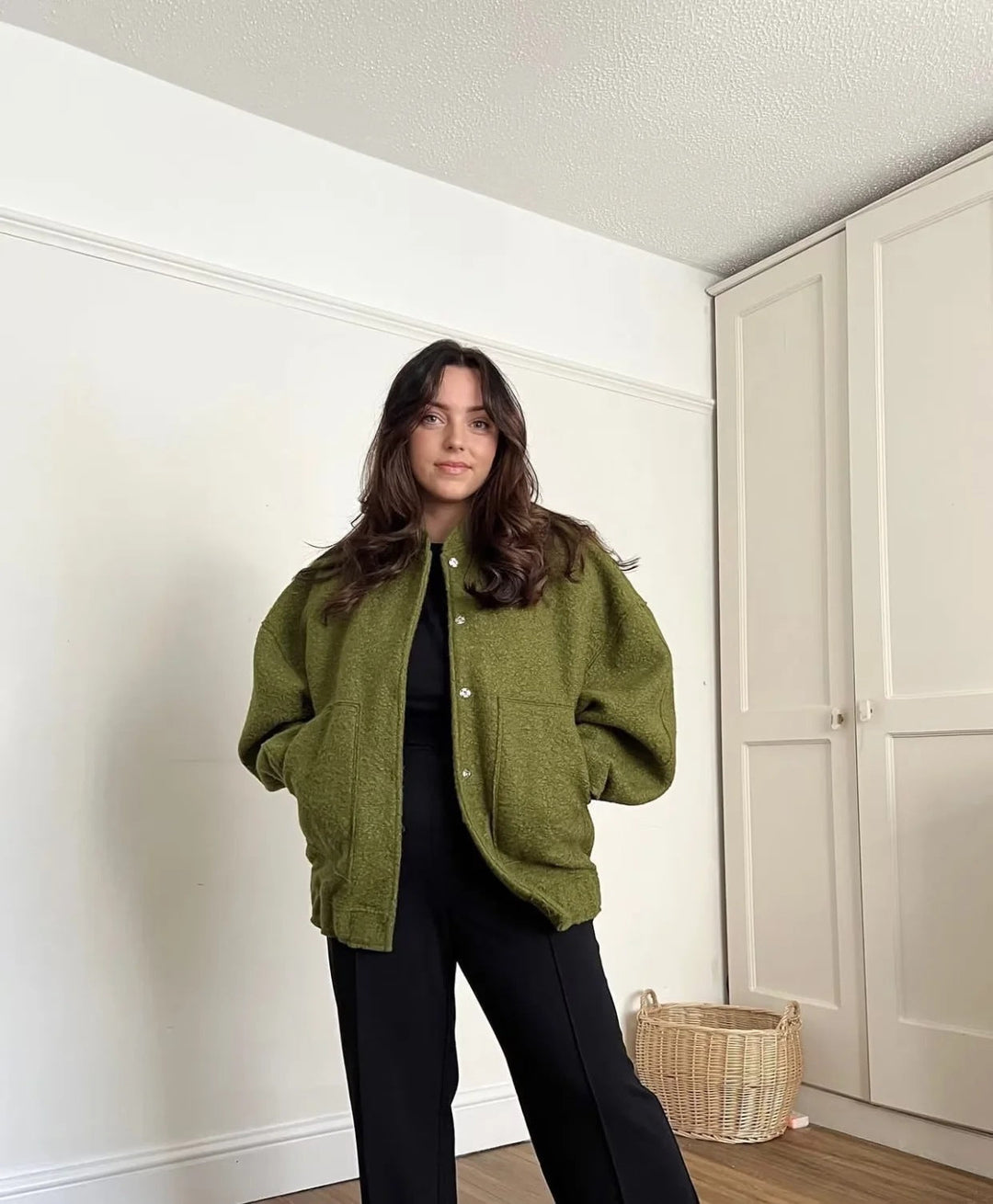 Cappotto di lana oversize con scollo rotondo e bottoni