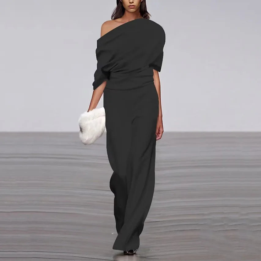 Elegante tuta jumpsuit con spalle scoperte e drappeggio – look di lusso per eventi, abbigliamento da sera e gala