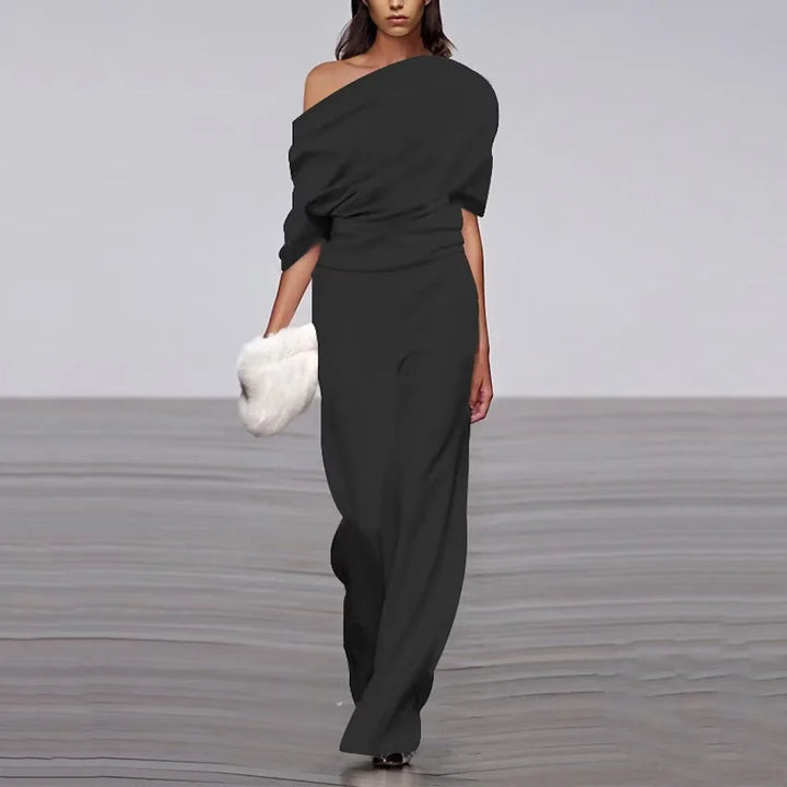 Elegante tuta jumpsuit con spalle scoperte e drappeggio – look di lusso per eventi, abbigliamento da sera e gala