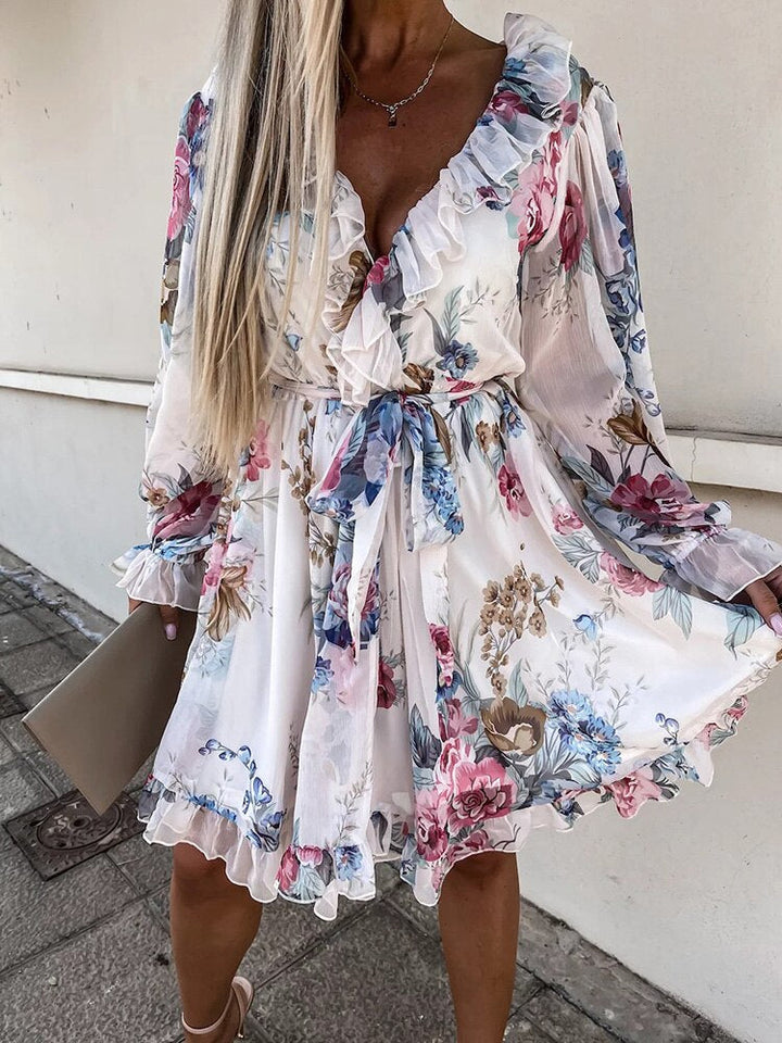 Robe courte fleurie aérienne avec volants – Robe romantique avec décolleté en V et manches longues