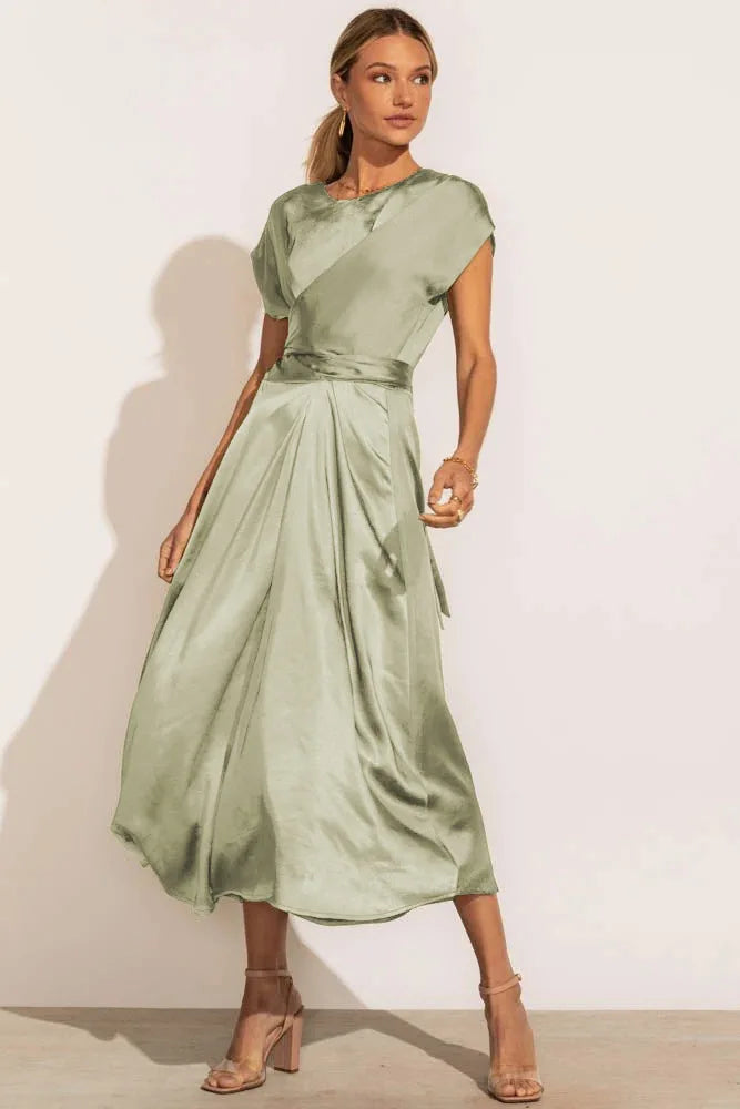 Elegante vestito midi in satin con effetto incrociato e gonna fluente – Outfit perfetto per eventi estivi, matrimoni e look serali