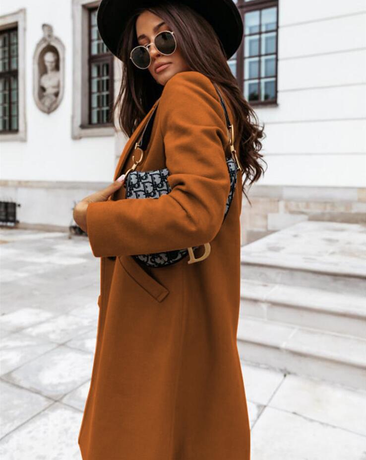 Cappotto lungo con rever e bottone