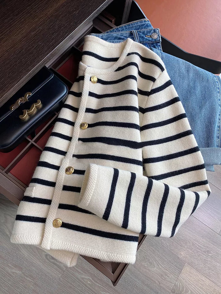 Ruthie - Sweter dziergany z eleganckimi paskami