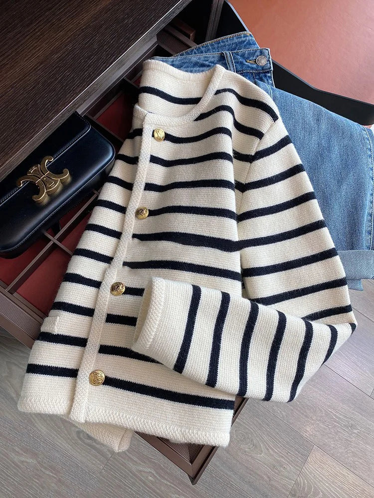 Ruthie - Sweter dziergany z eleganckimi paskami