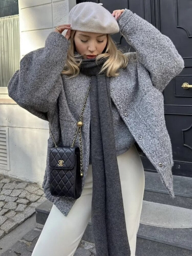 Cappotto di lana oversize con scollo rotondo e bottoni