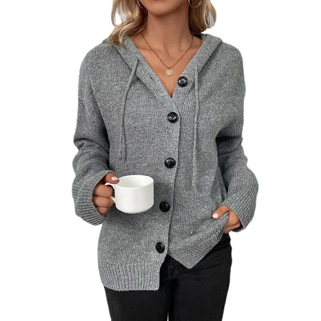 Sienna – Gilet en tricot douillet avec capuche et patte de boutonnage