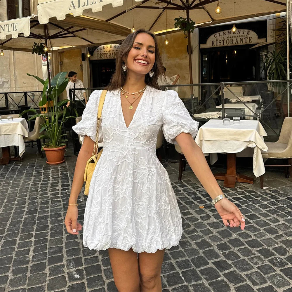 Vestito estivo corto bianco con maniche a sbuffo e scollo a V – Elegante mini abito in cotone ricamato