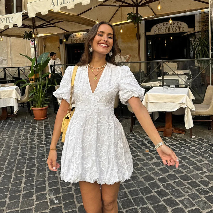 Vestito estivo corto bianco con maniche a sbuffo e scollo a V – Elegante mini abito in cotone ricamato