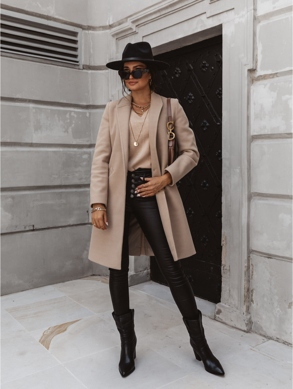 Cappotto lungo con rever e bottone