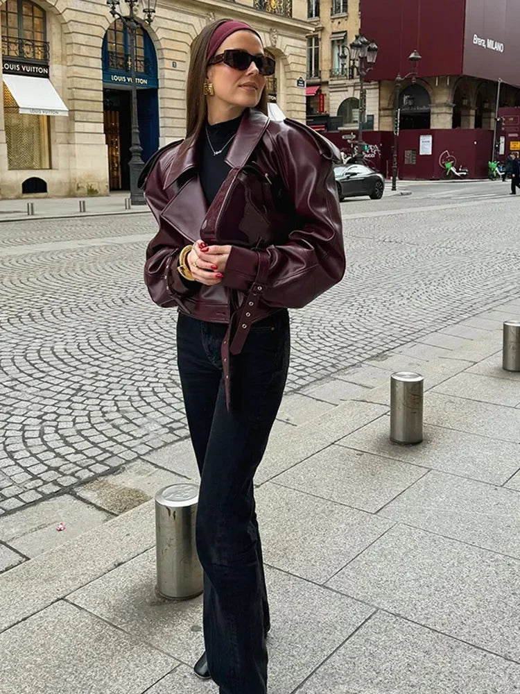 Elegante giacca di pelle rossa con cintura per donna | Ideale per ogni occasione