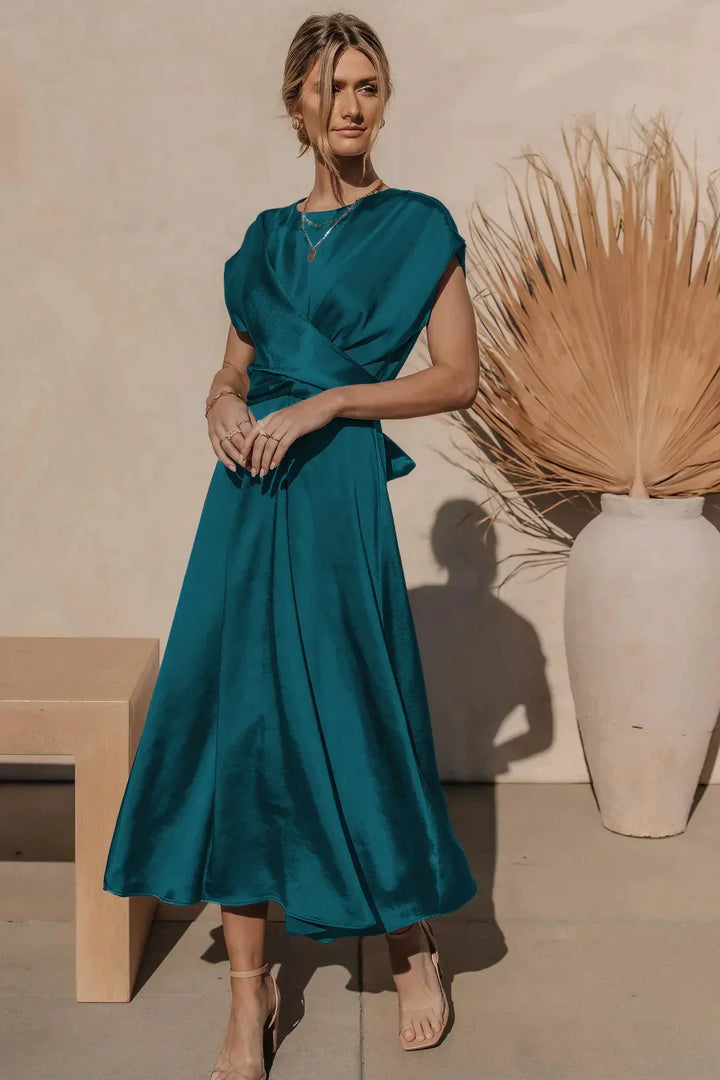 Elegante vestito midi in satin con effetto incrociato e gonna fluente – Outfit perfetto per eventi estivi, matrimoni e look serali