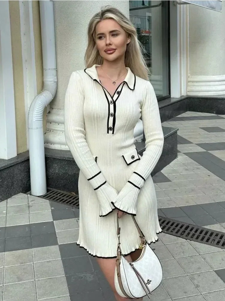 Kaylee - Langärmeliges Kleid mit Strickkragen und Rüschen