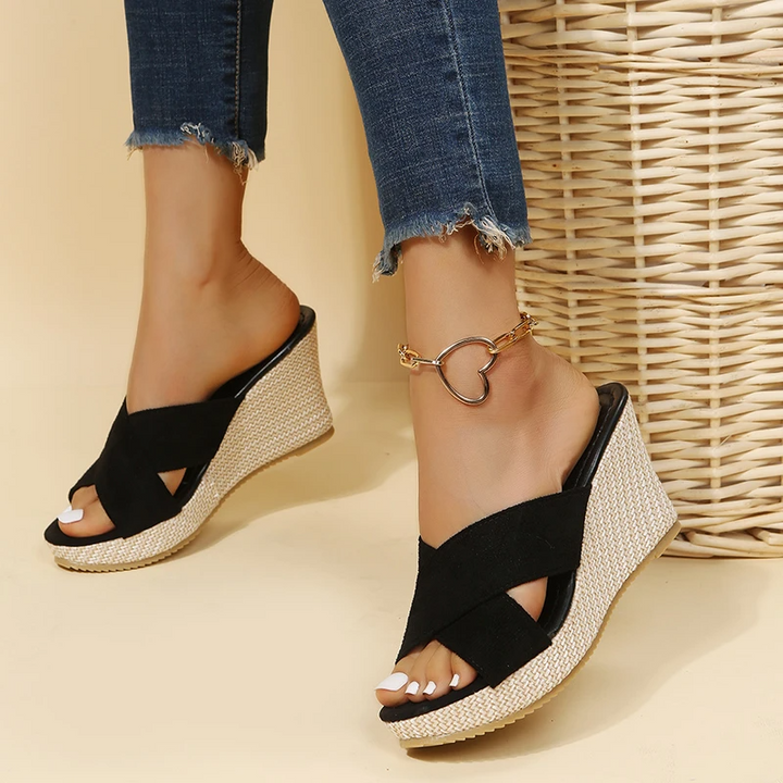 Damen Keilpantolette – Bequeme Sommer Wedges mit Bastsohle & Kreuzriemen für Alltag, Urlaub & Strand