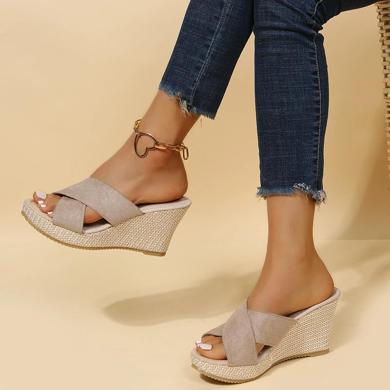 Damen Keilpantolette – Bequeme Sommer Wedges mit Bastsohle & Kreuzriemen für Alltag, Urlaub & Strand
