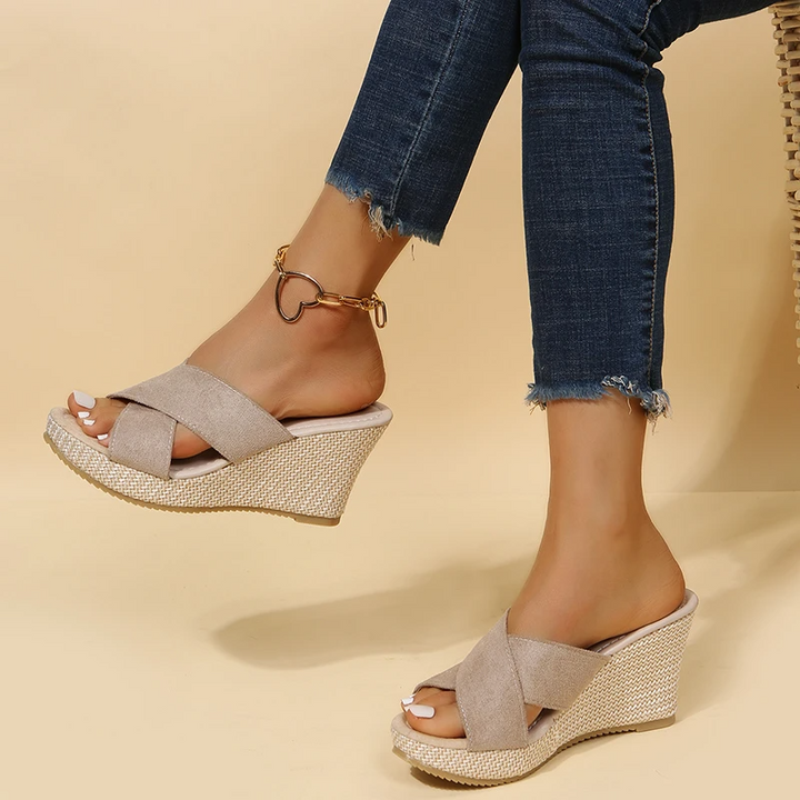 Damen Keilpantolette – Bequeme Sommer Wedges mit Bastsohle & Kreuzriemen für Alltag, Urlaub & Strand