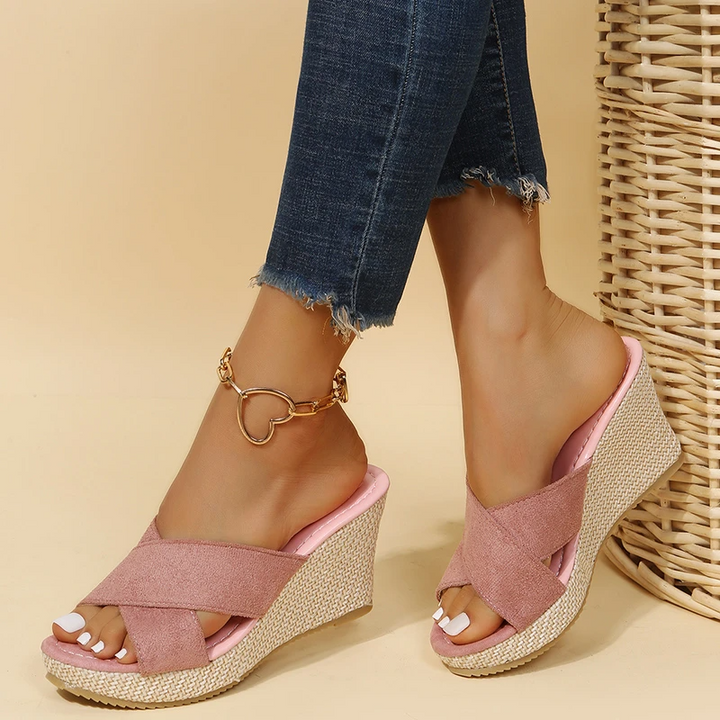 Damen Keilpantolette – Bequeme Sommer Wedges mit Bastsohle & Kreuzriemen für Alltag, Urlaub & Strand