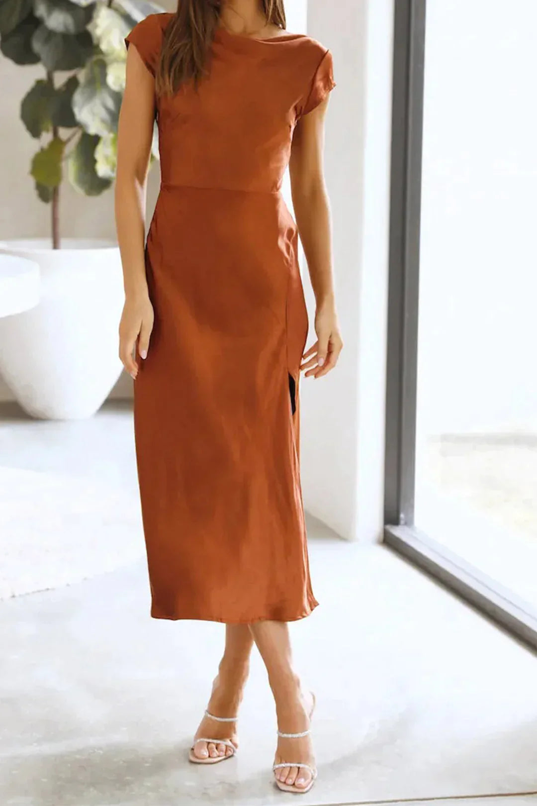 Elegante abito midi in satin – abito da sera senza maniche con taglio fluido