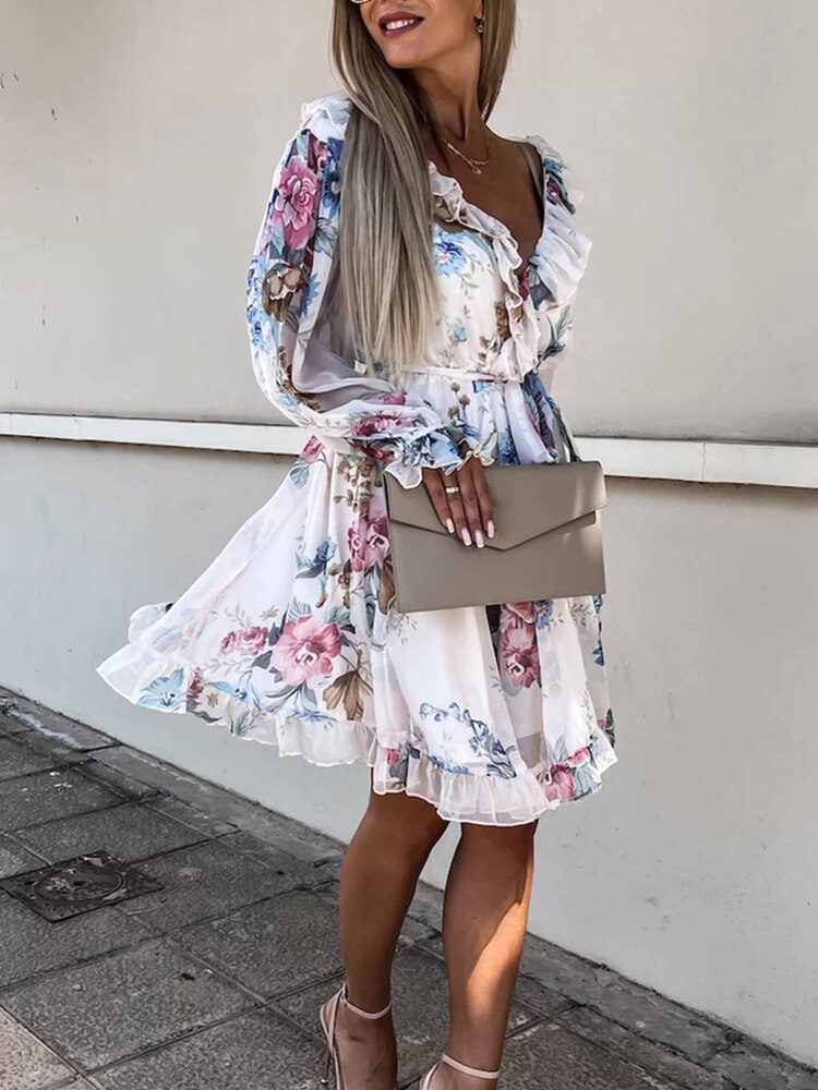 Robe courte fleurie aérienne avec volants – Robe romantique avec décolleté en V et manches longues