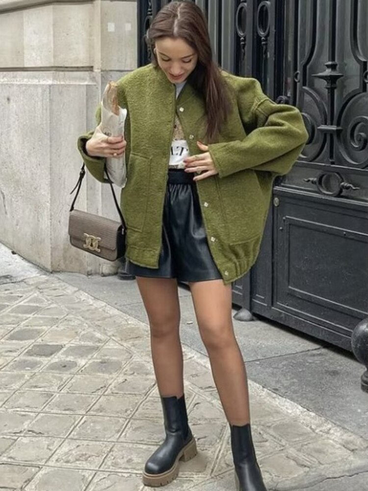 Cappotto di lana oversize con scollo rotondo e bottoni