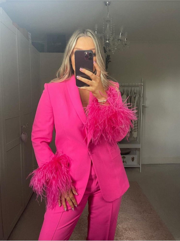 Abito rosa con piume