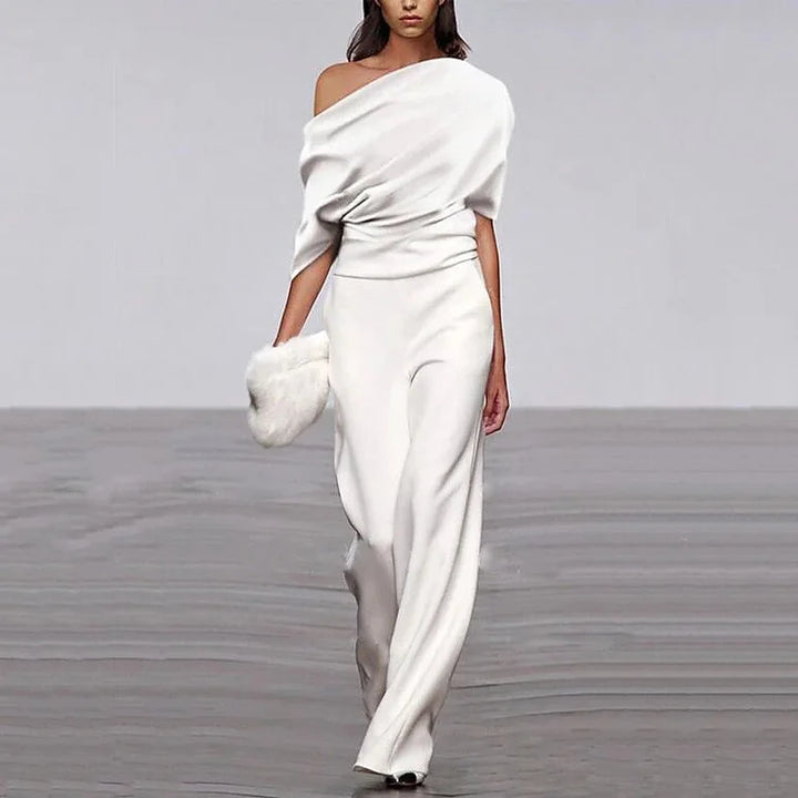 Elegante tuta jumpsuit con spalle scoperte e drappeggio – look di lusso per eventi, abbigliamento da sera e gala