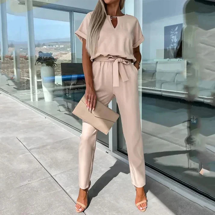 Tuta da donna con cintura – elegante capo unico con scollo a V e vestibilità sagomata