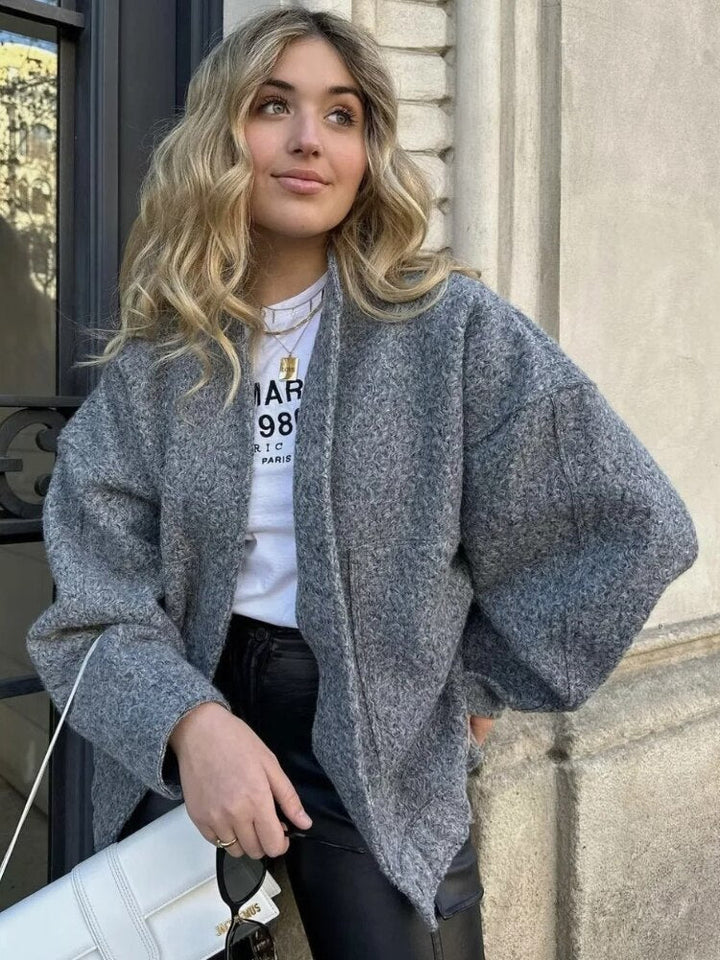 Cappotto di lana oversize con scollo rotondo e bottoni