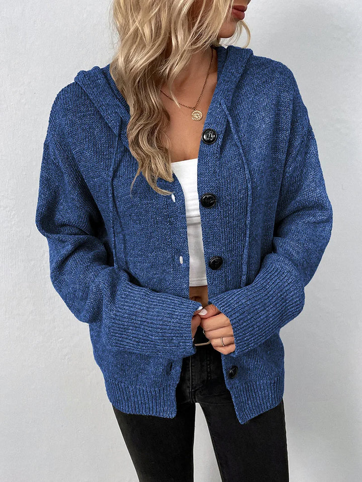 Sienna – Gilet en tricot douillet avec capuche et patte de boutonnage