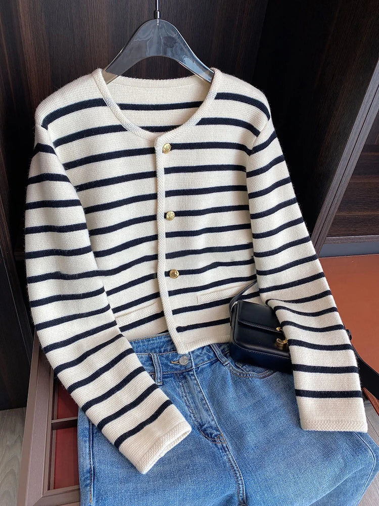 Ruthie - Sweter dziergany z eleganckimi paskami