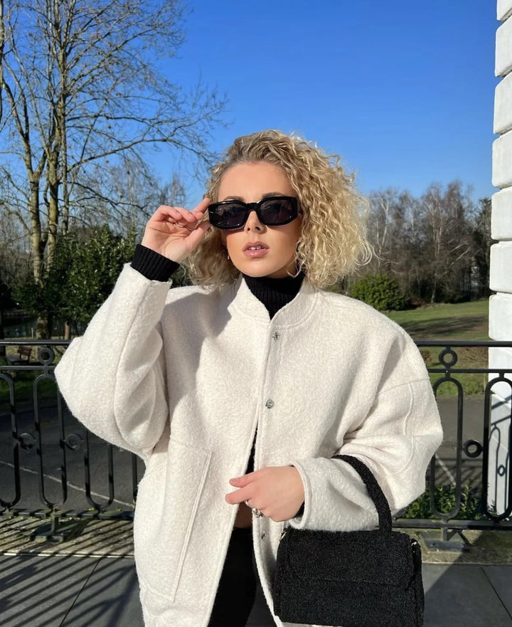 Cappotto di lana oversize con scollo rotondo e bottoni