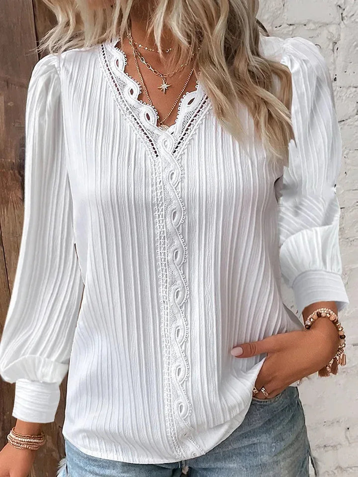 Camicetta da donna con pizzo e scollo a V – elegante e ariosa per tutti i giorni e l'ufficio
