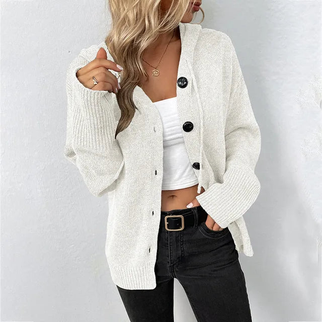 Sienna – Gilet en tricot douillet avec capuche et patte de boutonnage
