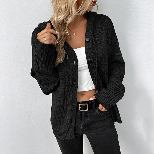 Sienna – Gilet en tricot douillet avec capuche et patte de boutonnage