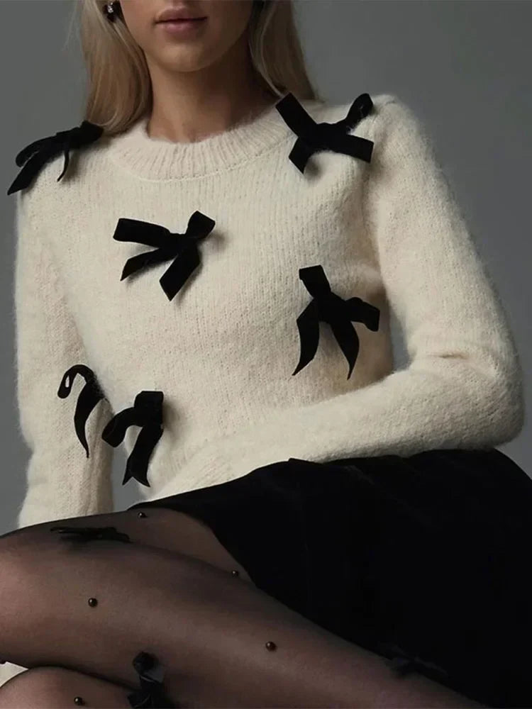 Nathalia - Pullover with round neckline and bow knot