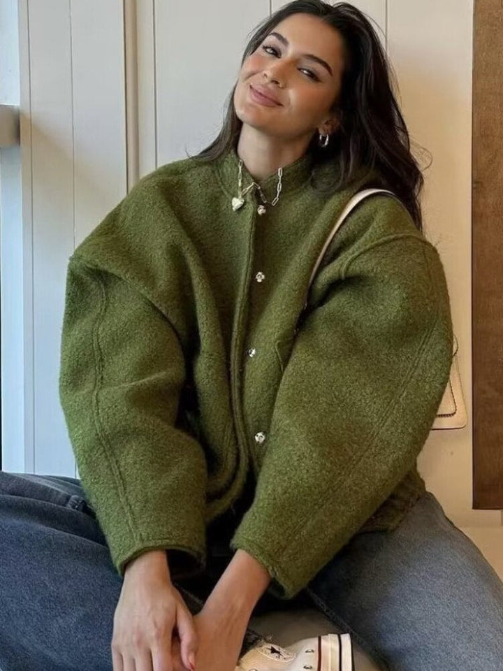 Cappotto di lana oversize con scollo rotondo e bottoni