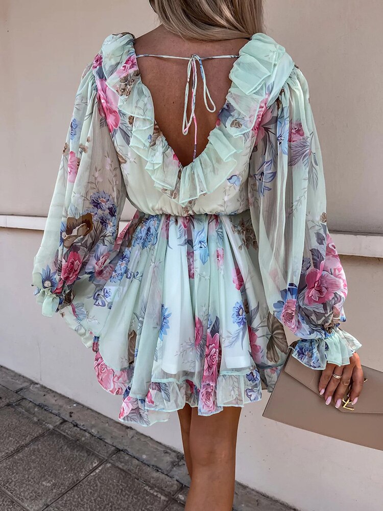 Robe courte fleurie aérienne avec volants – Robe romantique avec décolleté en V et manches longues