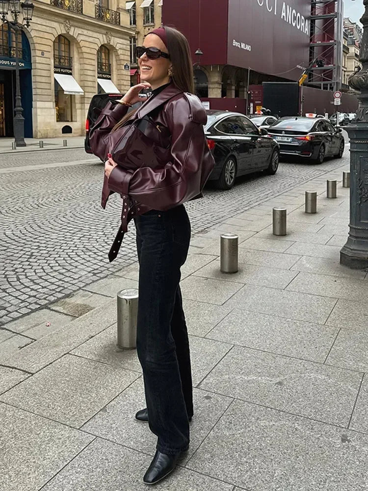 Elegante giacca di pelle rossa con cintura per donna | Ideale per ogni occasione