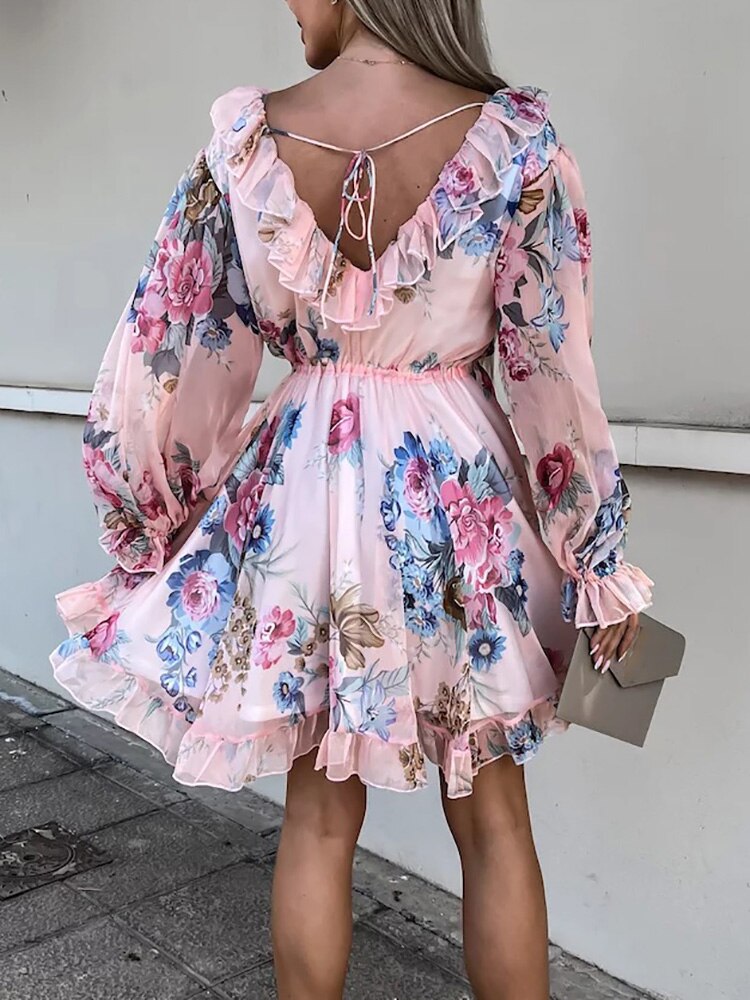 Robe courte fleurie aérienne avec volants – Robe romantique avec décolleté en V et manches longues