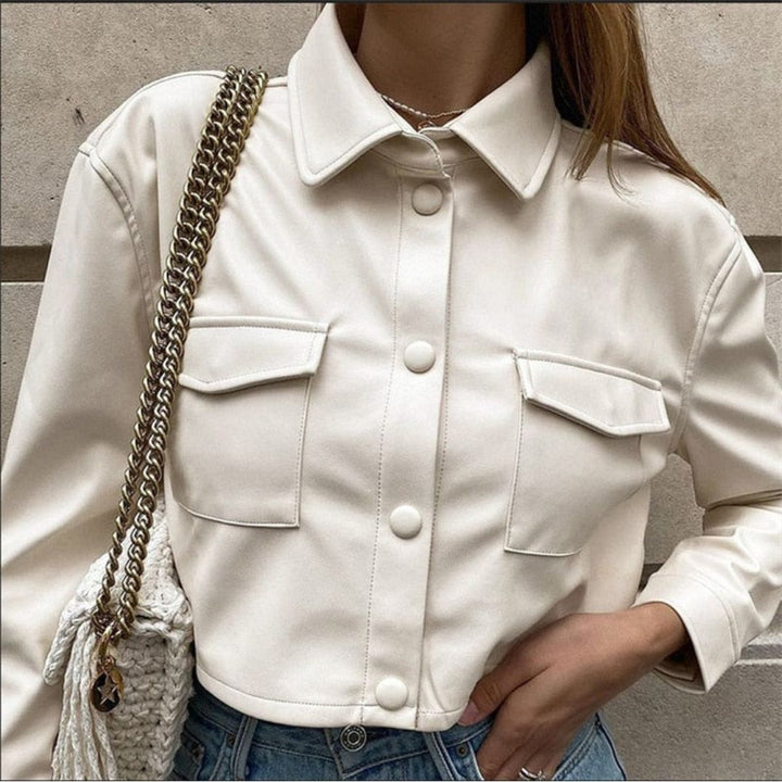 Cropped Hemdjacke aus Kunstleder – stylische Übergangsjacke mit Taschen