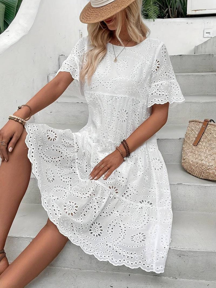 Damen Sommerkleid mit Lochstickerei – Lockeres A-Linienkleid mit Rundhalsausschnitt und kurzen Ärmeln – Luftiges Freizeitkleid im Boho Stil
