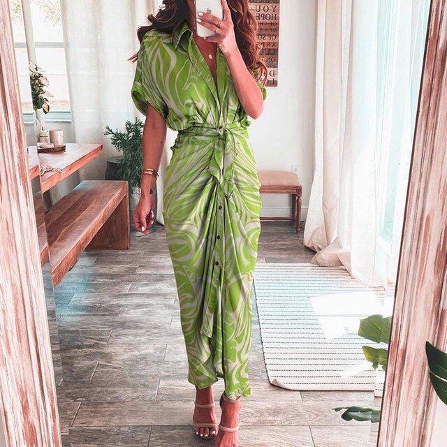 Abito avvolgente in stile camicia con nodo e motivo astratto – Look maxi elegante