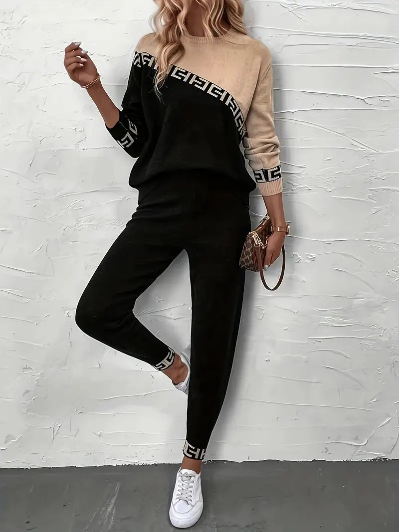 Lebendiges Patchwork-Strickset: Pullover und Hose mit elastischem Bund