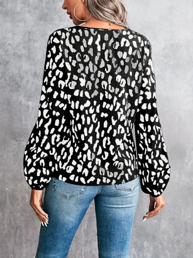 Damen Bluse mit Animal-Print & V-Ausschnitt – Langarmshirt im lockeren Schnitt für Alltag, Party & Freizeit – Modisches Oberteil mit Leopardenmuster