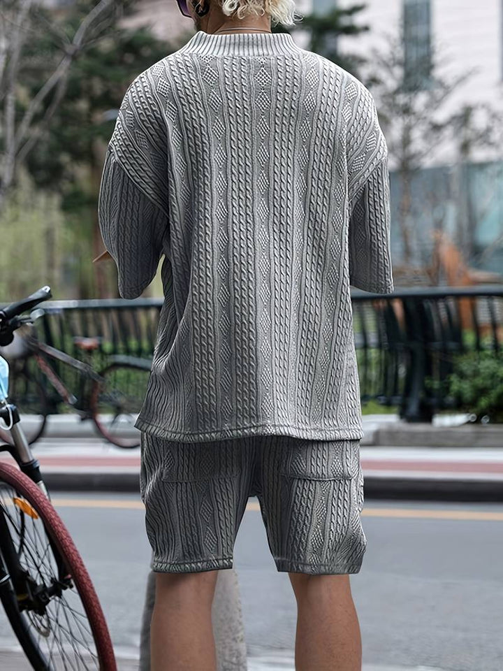 Męski letni zestaw dwuczęściowy – oversize koszula z dekoltem w serek i szorty w dzianinowym stylu – streetwearowy strój na czas wolny i wakacje