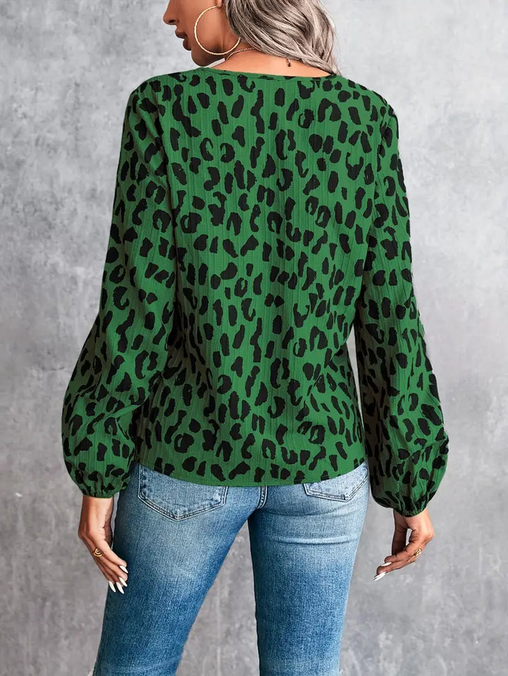 Damen Bluse mit Animal-Print & V-Ausschnitt – Langarmshirt im lockeren Schnitt für Alltag, Party & Freizeit – Modisches Oberteil mit Leopardenmuster