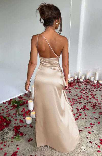 Abito da sera asimmetrico con spacco alto alla gamba – elegante abito in satin monospalla per occasioni speciali