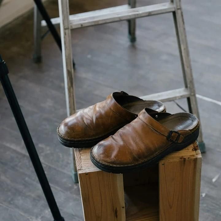 Bequeme Herren Clogs mit verstellbarem Riemen – Rutschfeste Pantoletten aus Leder für Alltag & Freizeit