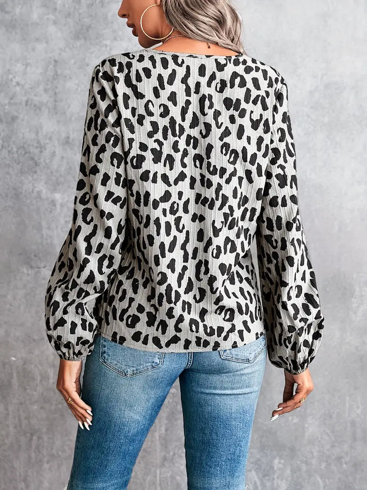 Damen Bluse mit Animal-Print & V-Ausschnitt – Langarmshirt im lockeren Schnitt für Alltag, Party & Freizeit – Modisches Oberteil mit Leopardenmuster