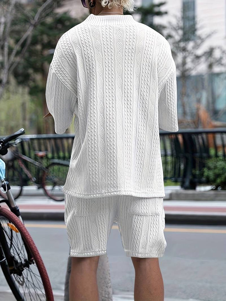 Męski letni zestaw dwuczęściowy – oversize koszula z dekoltem w serek i szorty w dzianinowym stylu – streetwearowy strój na czas wolny i wakacje
