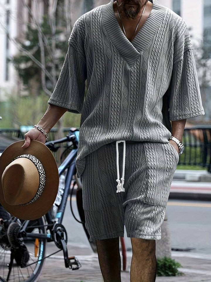 Męski letni zestaw dwuczęściowy – oversize koszula z dekoltem w serek i szorty w dzianinowym stylu – streetwearowy strój na czas wolny i wakacje
